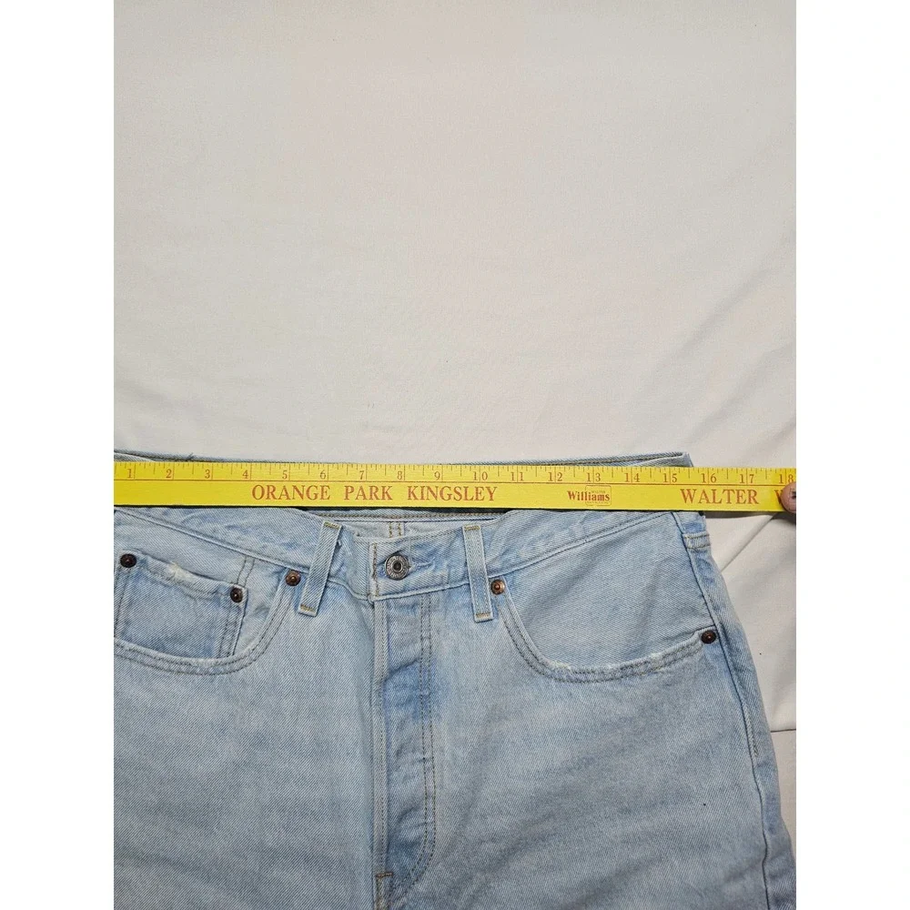 Levis 501 Original Fit Jeans Light Wash Straight Leg Denim Blue Mens 32x31 - Picture 6 of 11